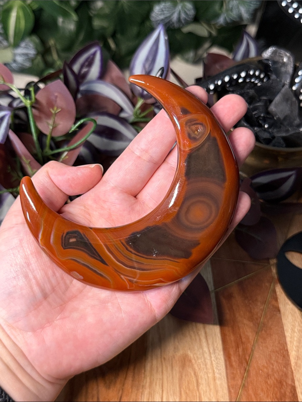 Sardonyx crescent moon on stand - Picture 6 of 6